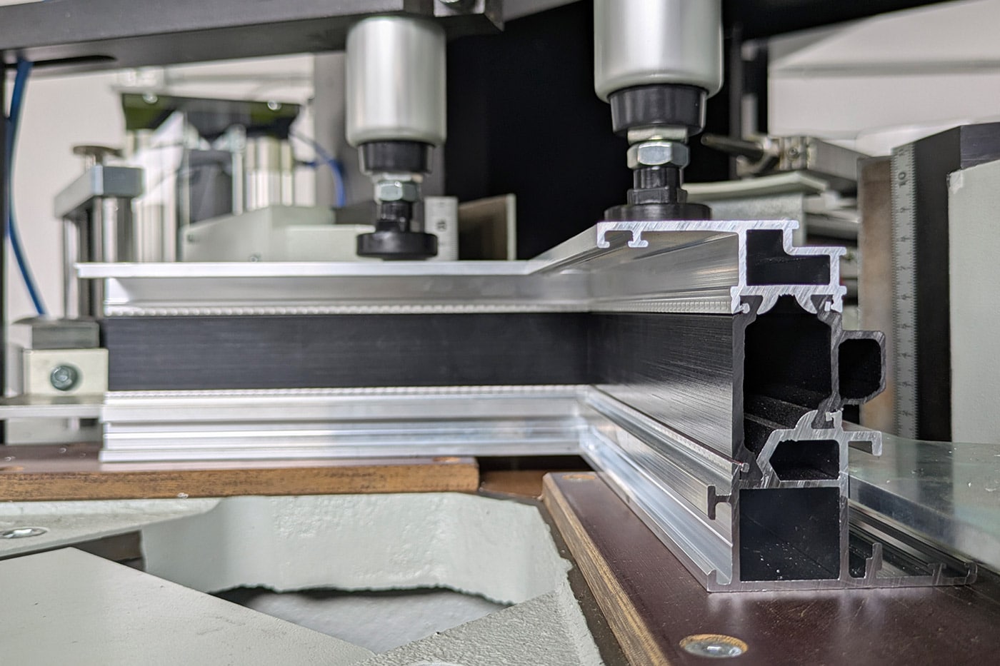 Profilo in alluminio su macchina cianfrinatrice Atlatech, prospettiva camere